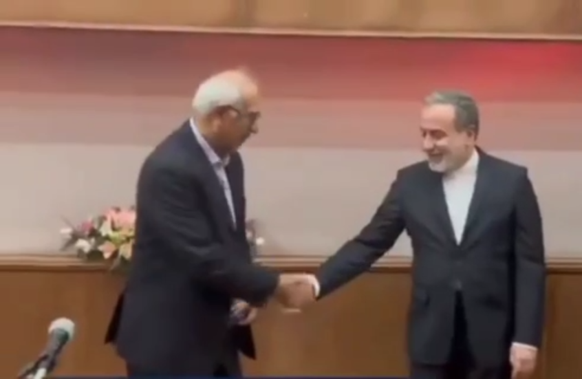 (حاول تقبيل يده).. موقف مؤثر من وزير الخارجية الإيراني تجاه أستاذه يثير إعجابا وتفاعلا (روسيا اليوم)