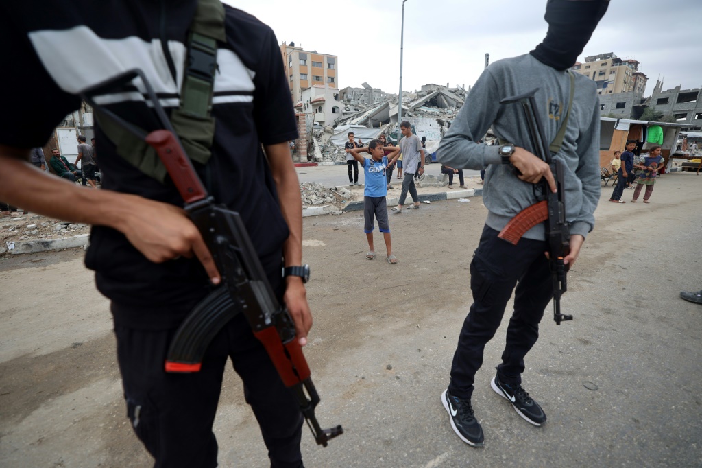 عنصران من قوات الأمن التابعة لحماس أثناء انتشار في مخيم النصيرات وسط قطاع غزة في 12 تشرين الأول/أكتوبر 2025 (ا ف ب)