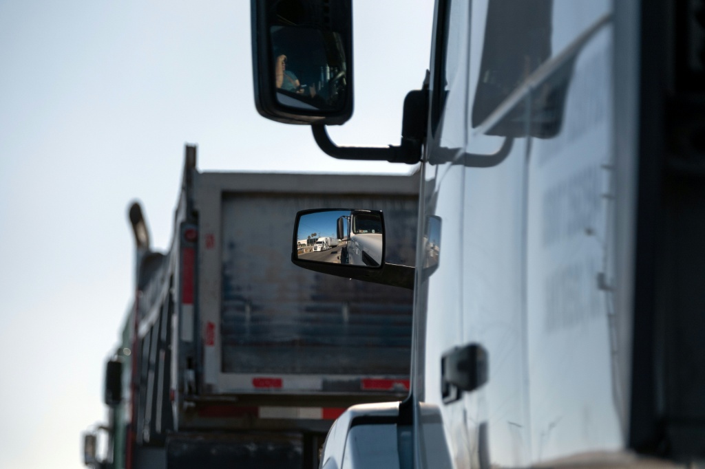 شاحنات عند الحدود الأميركي في تيخوانا في المكسيك بتاريخ 31 تموز/يوليو 2025 (ا ف ب)