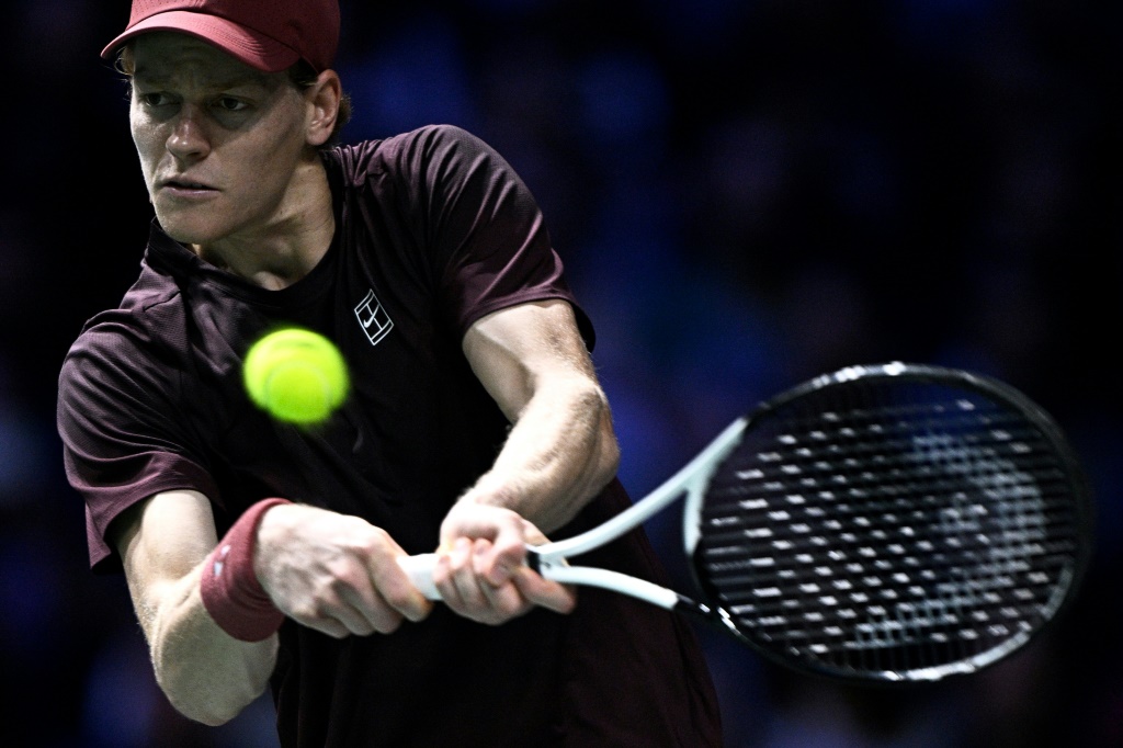 الإيطالي يانيك سينر خلال مباراته ضد الأميركي بن شيلتون في ربع نهائي دورة باريس لماسترز الالف نقطة في باريس في 31 تشرين الأول/أكتوبر 2025 (ا ف ب)