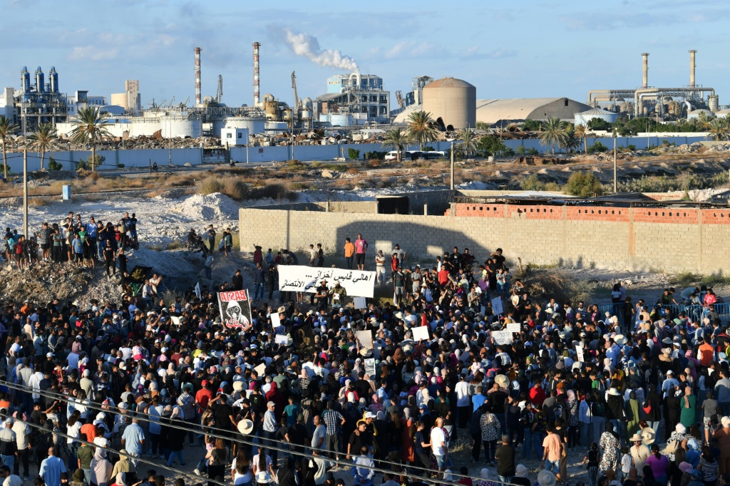 متظاهرون يحملون لافتات ويرددون شعارات أثناء مسيرة في مدينة قابس بجنوب تونس في 31 تشرين الأول/أكتوبر 2025 مطالبين بتفكيك مصنع معالجة الفوسفات المملوك للدولة (ا ف ب)