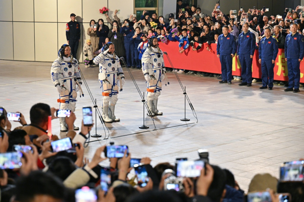 رواد الفضاء الصينيون في مهمة شنتشو-21 الفضائية خلال حفل المغادرة في مركز جيوتشيوان لإطلاق الأقمار الاصطناعية في صحراء جوبي في شمال غرب الصين في 31 تشرين الأول/أكتوبر 2025 (ا ف ب)