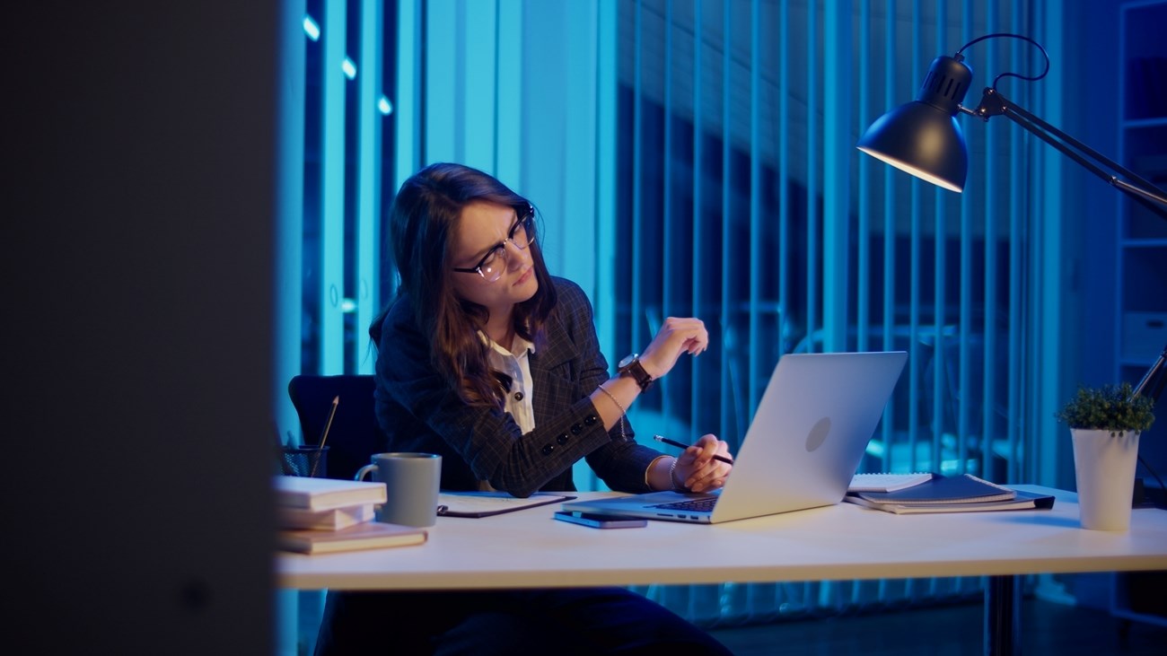 هل تؤثر ساعات العمل الطويلة في صحة الدماغ؟ (زهرة الخليج)