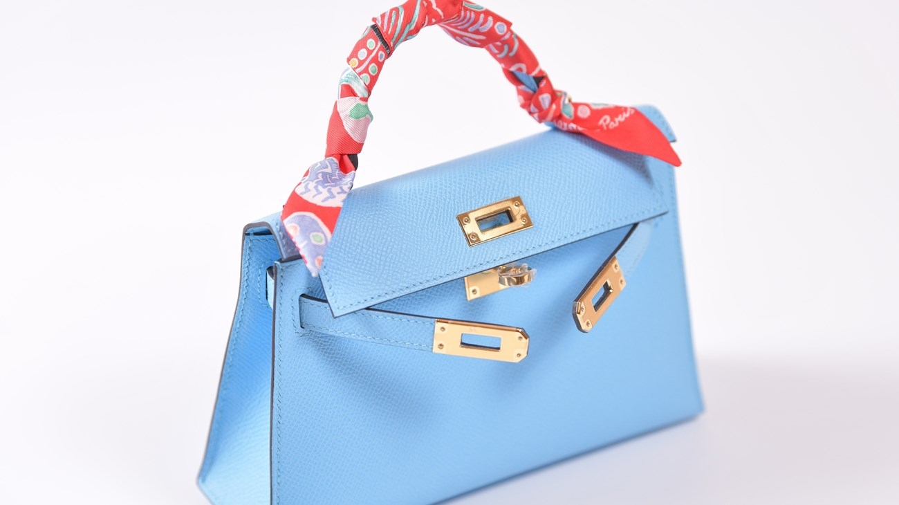 حوّلي أوشحتكِ القديمة إلى إطلالات وإكسسوارات فاخرة (زهرة الخليج)