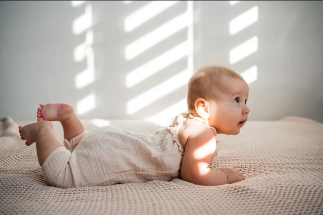 للحفاظ على سلامته.. إليكِ 3 طرق لحمامات الشمس لطفلكِ الرضيع (سيدتي)