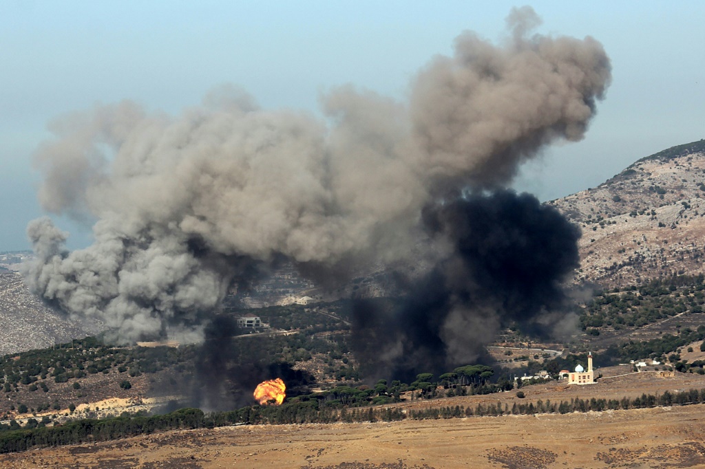 دخان متصاعد بعد غارة جوية إسرائيلية على أطراف قرية الجرمق في جنوب لبنان في 30 تشرين الأول/أكتوبر 2025 (ا ف ب)