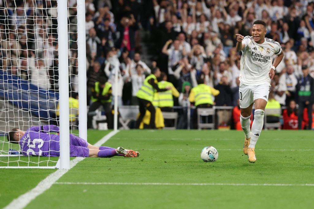 الفرنسي كيليان مبابي مهاجم ريال مدريد فرحا بهدفه في مرمى فالنسيا في ملعب سانتياغو برنابيو في الاول من تشرين الثاني/نوفمبر 2025 (ا ف ب)