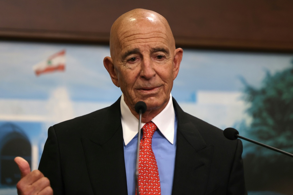 السفير الأميركي في تركيا والمبعوث الخاص لسوريا توم باراك خلال مؤتمر صحافي عقب اجتماع مع الرئيس اللبناني جوزاف عون في قصر بعبدا في 26 أغسطس/آب 2025 (ا ف ب)