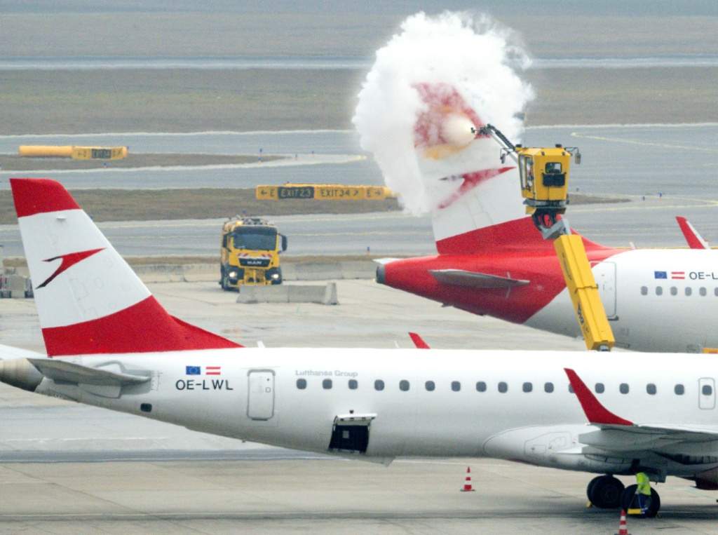 طائرة تابعة للخطوط الجوية النمسوية في مطار شفاشت الدولي في فيينا في 12 شباط/فبراير 2025 (ا ف ب)