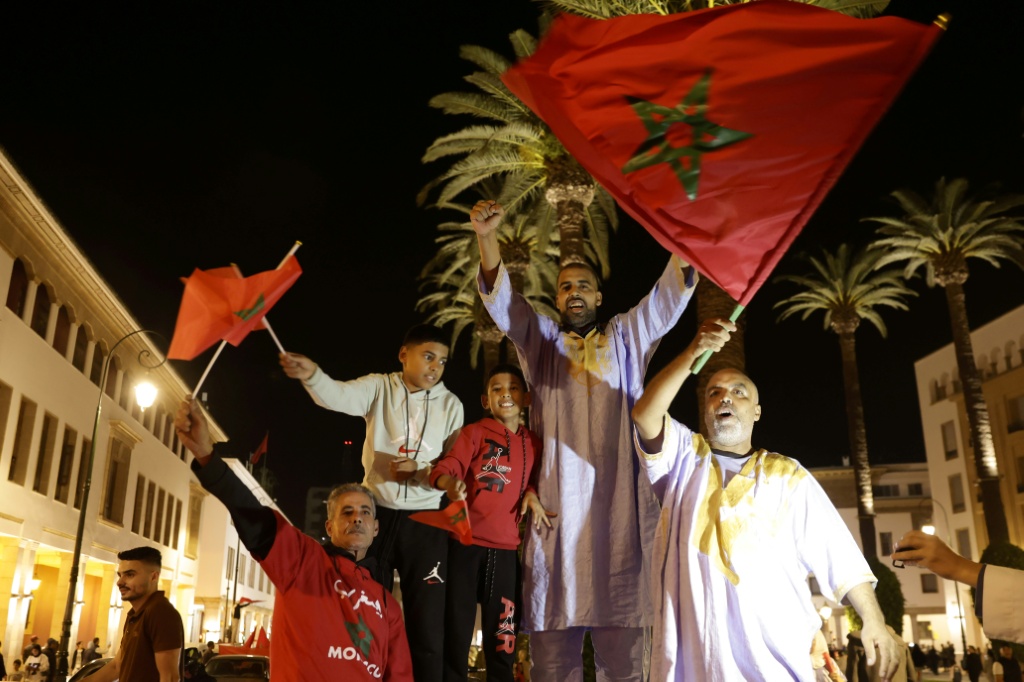مغاربة يحتفلون بقرار مجلس الأمن الدولي الداعم لخطة الحكم الذاتي المغربية للصحراء الغربي في مدينة الرباط في 31 تشرين الأول/أكتوبر 2025 (ا ف ب)
