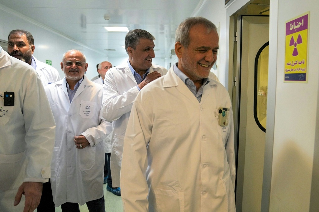 صورة وزعها مكتب منظمة الطاقة الذرية الإيرانية بتاريخ 2 تشرين الثاني/نوفمبر 2025، تظهر الرئيس الإيراني مسعود بزشكيان (يمين) يرافقه رئيس منظمة الطاقة الذرية الإيرانية محمد إسلامي (خلفه)، خلال زيارة إلى مقر المنظمة في طهران (ا ف ب)