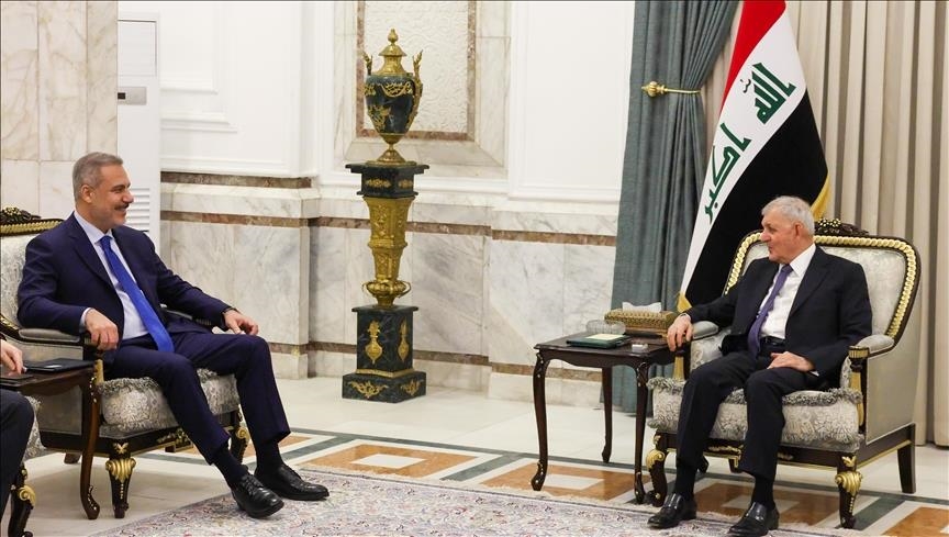 الرئيس العراقي ووزير خارجية تركيا يبحثان تعزيز التعاون المشترك (الأناضول)