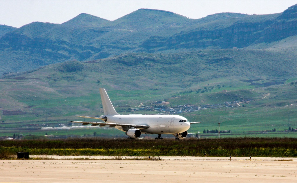لقطة مأخوذة في 20 آذار/مارس 2018 لطائرة من طراز إيرباص على مدرج مطار السليمانية الدولي في إقليم كردستان العراق (ا ف ب)