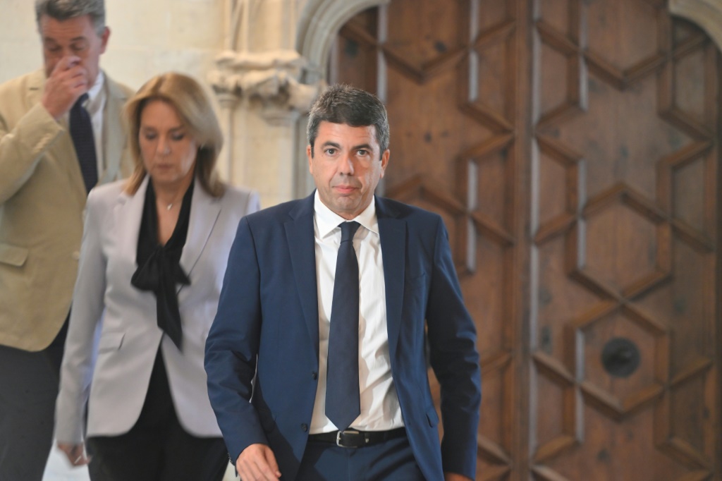 رئيس إقليم فالنسيا كارلوس مازون مغادرا بعد مؤتمر صحافي أعلنت في استقالته في المقر الرسمي للحكومة في فالنسيا 3 تشرين الثاني/نوفمبر 2025 (ا ف ب)