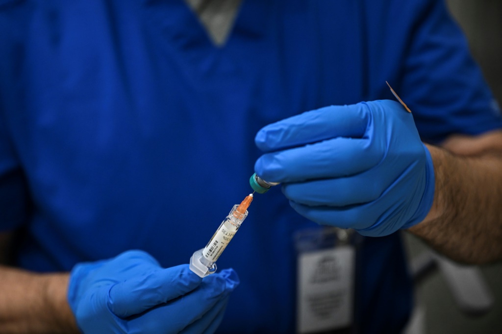 موظف صحي يحضر جرعة لقاح ضد الحصبة في لوبوك بولاية تكساس، 27 شباط/فبراير 2025 (أ ف ب)