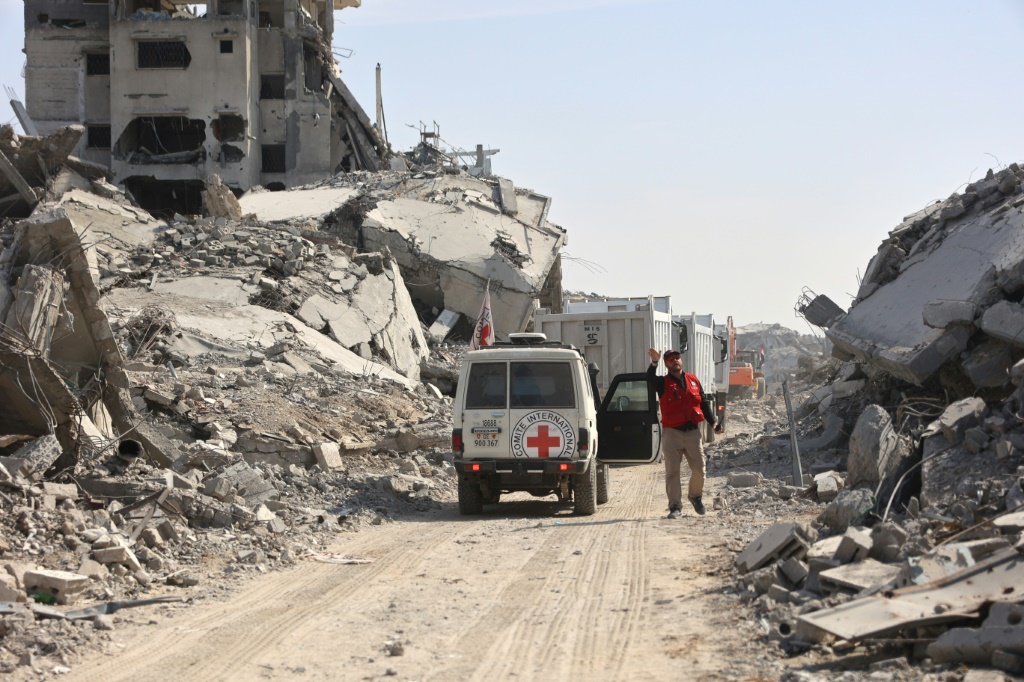 سيارة تابعة للصليب الأحمر الدولي في مدينة غزة أثناء عمليات البحث عن جثامين رهائن إسرائيليين في الثاني من تشرين الثاني/نوفمبر 2025 (ا ف ب)