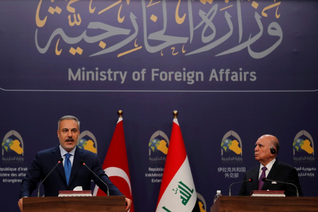 وزير الخارجية العراقي فؤاد حسين (يمين) ونظيره التركي هاكان فيدان في مؤتمر صحافي في مقر الخارجية العراقية في بغداد في الثاني من تشرين الثاني/نوفمبر 2025 (ا ف ب)