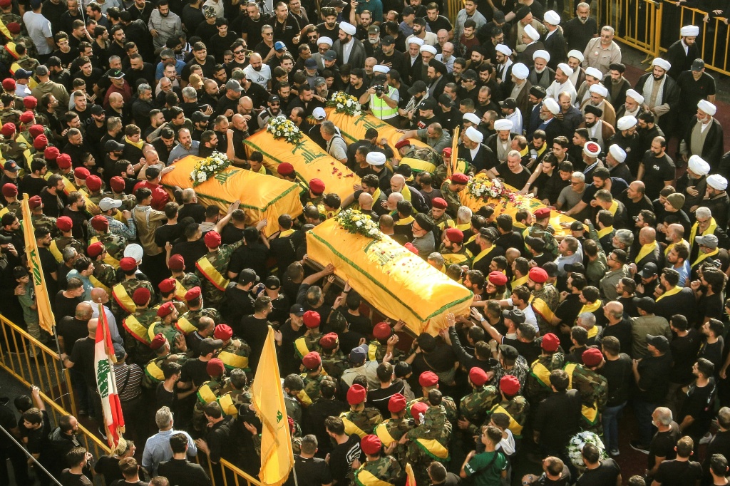 انصار لحزب الله اللبناني خلال تشييع ناشطين قتلوا في ضربات اسرائيلية اخيرة في مدينة النبطية الجنوبية في الثاني من تشرين الثاني/نوفمبر 2025 (ا ف ب)