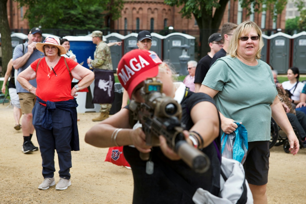 في ظل تفاقم العنف السياسي وتنامي تهديدات أقصى اليمين في الولايات المتحدة، يتجه عدد متزايد من التقدميين إلى اقتناء الأسلحة للدفاع عن النفس وحماية مجتمعاتهم (ا ف ب) 