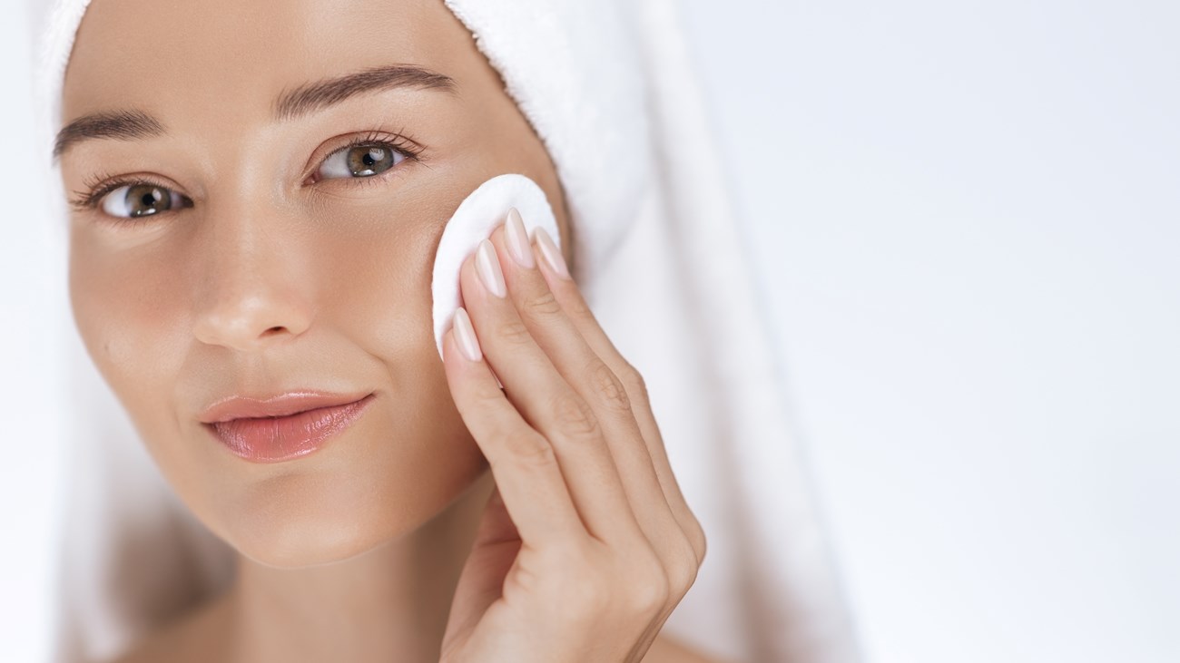 أفضل أمصال ترطيب بشرتكِ الجافة قبل المكياج.. في الطقس البارد (زهرة الخليج)