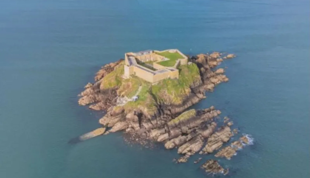 رائد أعمال بريطاني يحول حصنًا من القرن التاسع عشر إلى جنة فاخرة قبالة سواحل ويلز  (الرجل)