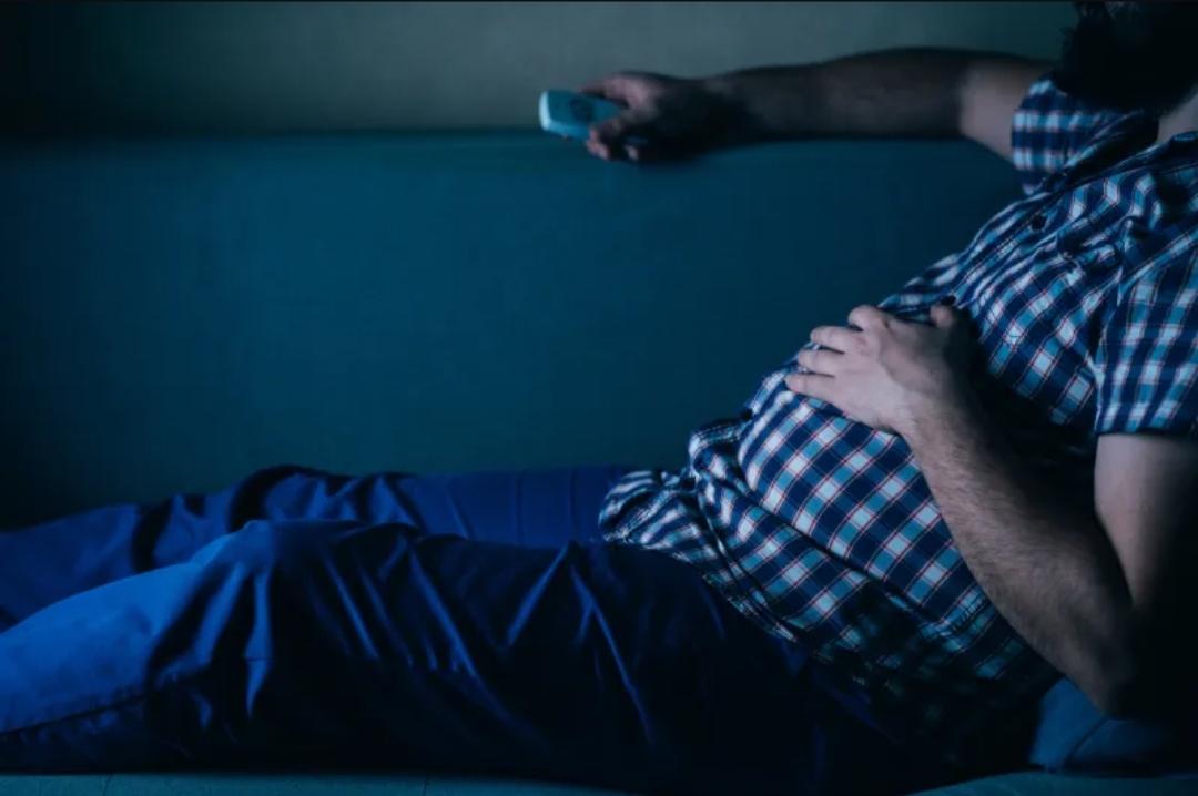 هل يضر الوزن الزائد بأذنك؟ دراسة تربط السمنة بطنين الأذن المزمن (الرجل)