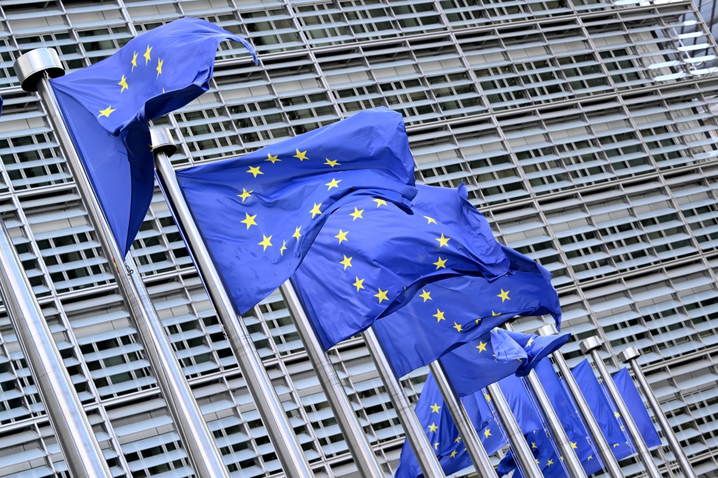 أعلام الاتحاد الأوروبي في مقره في بروكسل بتاريخ 11 أيلول/سبتمبر 2025 (ا ف ب)