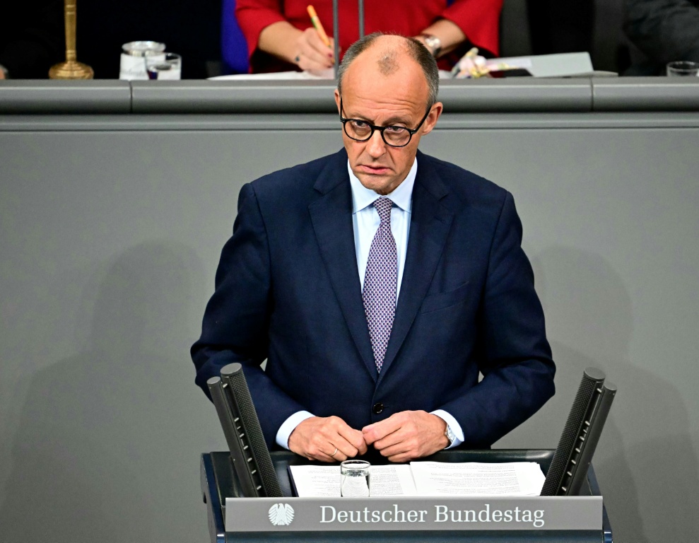 المستشار الألماني فريديريش ميرتس يتوجه إلى مجلس النواب الألماني في 16 تشرين الأول/أكتوبر 2025 (ا ف ب)