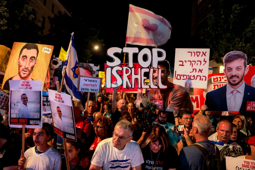 أشارت الصحيفة إلى أن إسرائيل تقف عند مفترق طرق سياسي وأخلاقي بين استمرار الحرب وبين إحياء أملٍ هشّ بالسلام وسط انقسام داخلي عميق وإرهاق شعبي من القتال المستمر (ا ف ب)