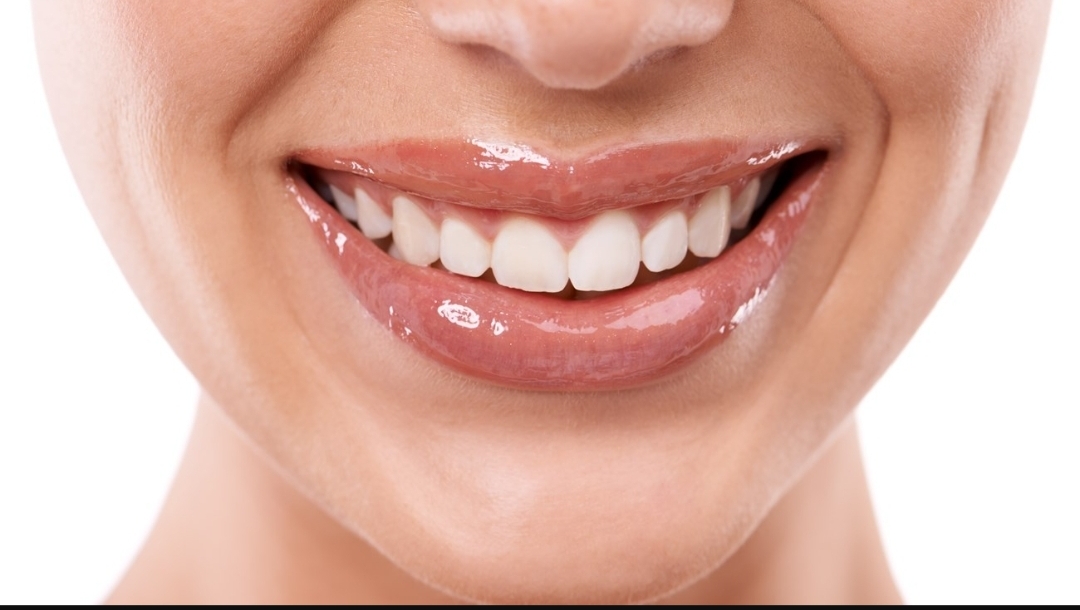 زيوت الشفاه أم الغلوس؟.. اكتشفي البطل الحقيقي لترطيب شفتيكِ هذا الموسم (زهرة الخليج)