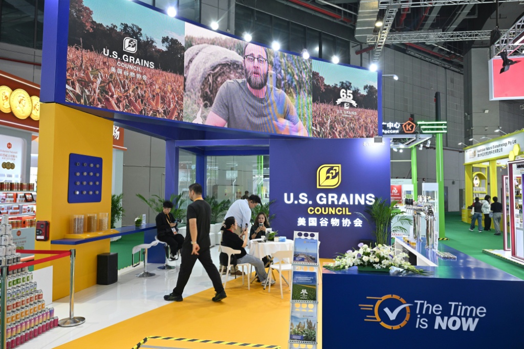 قسم المجلس الأميركي للحبوب في معرض الصين الدولي الثامن للواردات في 5 تشرين الثاني/نوفمبر 2025 في شنغهاي (ا ف ب)