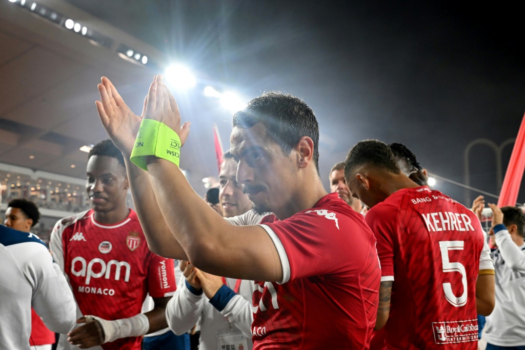 المهاجم الفرنسي وسام بن يدر بعد المباراة الأخيرة له مع فريقه السابق موناكو ضد نانت على ملعب لويس الثاني في موناكو في 19 أيار/مايو 2024 (ا ف ب)