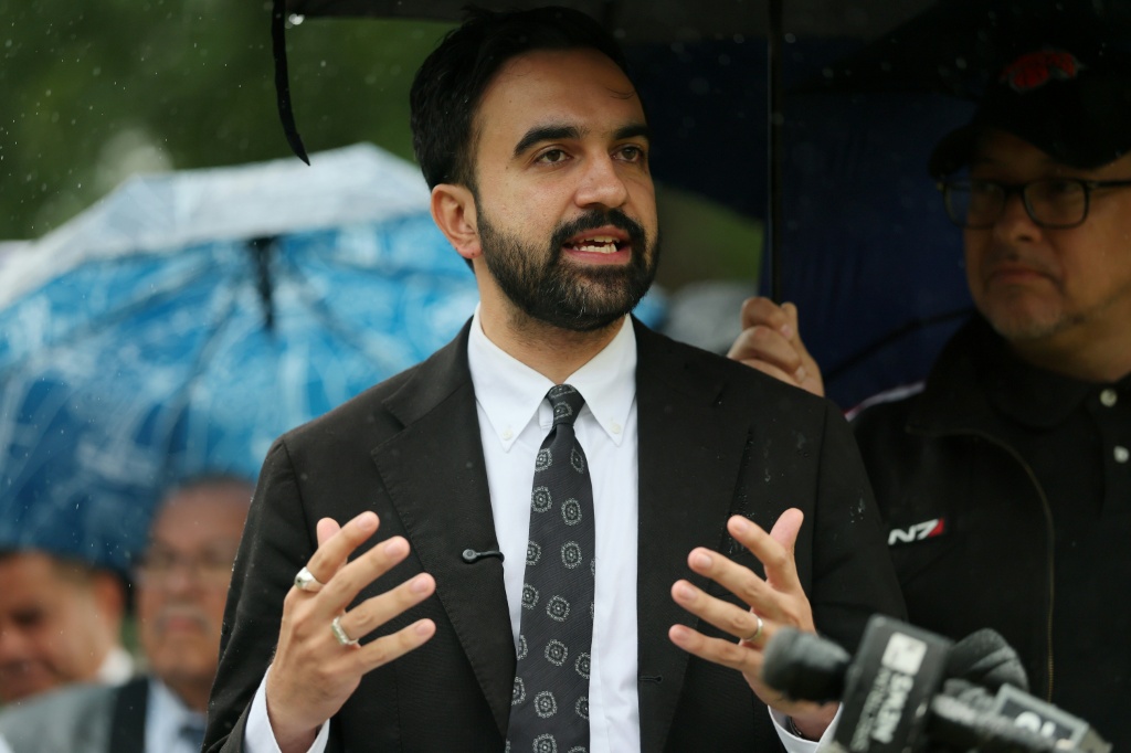 أوضحت تايمز أن ممداني استفاد من الصراع، إذ قدّم نفسه على أنه عدو ترامب الأول، وهاجم منافسه أندرو كومو متهما إياه بالتعامل مع نفس شبكة الممولين التي دعمت ترامب (ا ف ب)