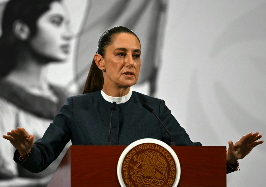 رئيسة المكسيك كلاوديا شينباوم خلال مؤتمرها الصحافي اليومي في القصر الوطني في العاصمة مكسيكو في 3 تشرين الثاني/نوفمبر 2025 (ا ف ب)