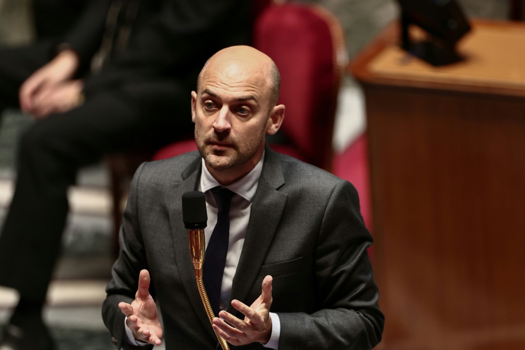 وزير الخارجية الفرنسي جان نويل بارو خلال جلسة في الجمعية الوطنية في باريس في الخامس من تشرين الثاني/نوفمبر 2025 (ا ف ب)