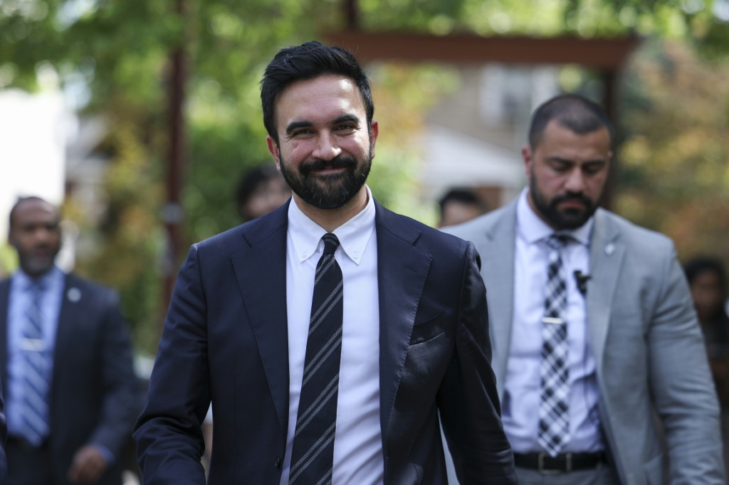 قول “الغارديان” إنه وفي ظل هذه الصورة القاتمة، يمثل انتخاب زهران ممداني المهم لمنصب عمدة مدينة نيويورك، لحظة فارقة للتقدميين (ا ف ب)