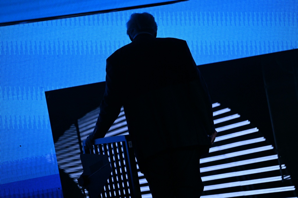 الرئيس الأميركي دونالد ترامب يغادر بعد إلقاء كلمة في منتدى الأعمال الأميركي في مركز كاسيا في ميامي في 5 تشرين الثاني/نوفمبر 2025 (ا ف ب)