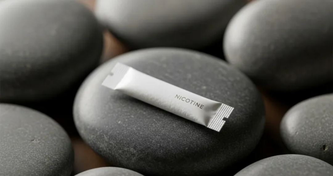 تحت المجهر: هل تخلّصك أكياس النيكوتين فعلاً من خطر التدخين؟ (الرجل)