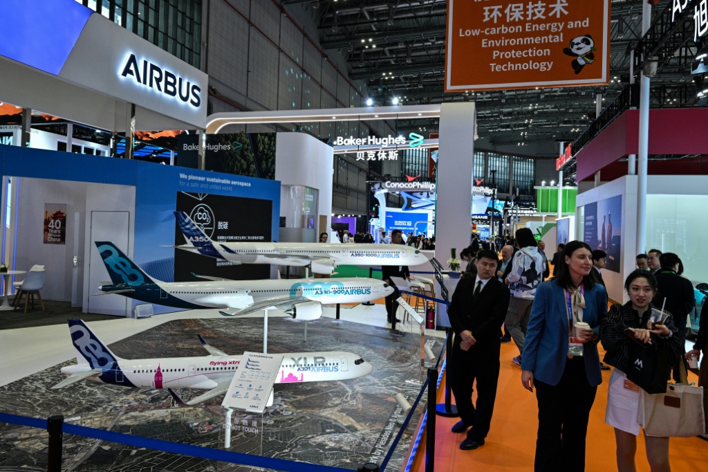 نماذج طائرات في جناح إيرباص خلال معرض الاستيراد الدولي الثامن في شنغهاي في 6 تشرين الثاني/نوفمبر 2025 (ا ف ب)