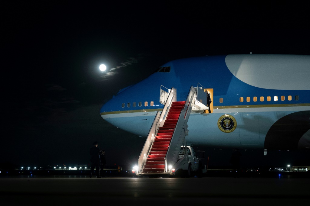 الطائرة الرئاسية الأميركية في قاعدة أندروز الجوية في الخامس من تشرين الثاني/نوفمبر 2025 (ا ف ب)