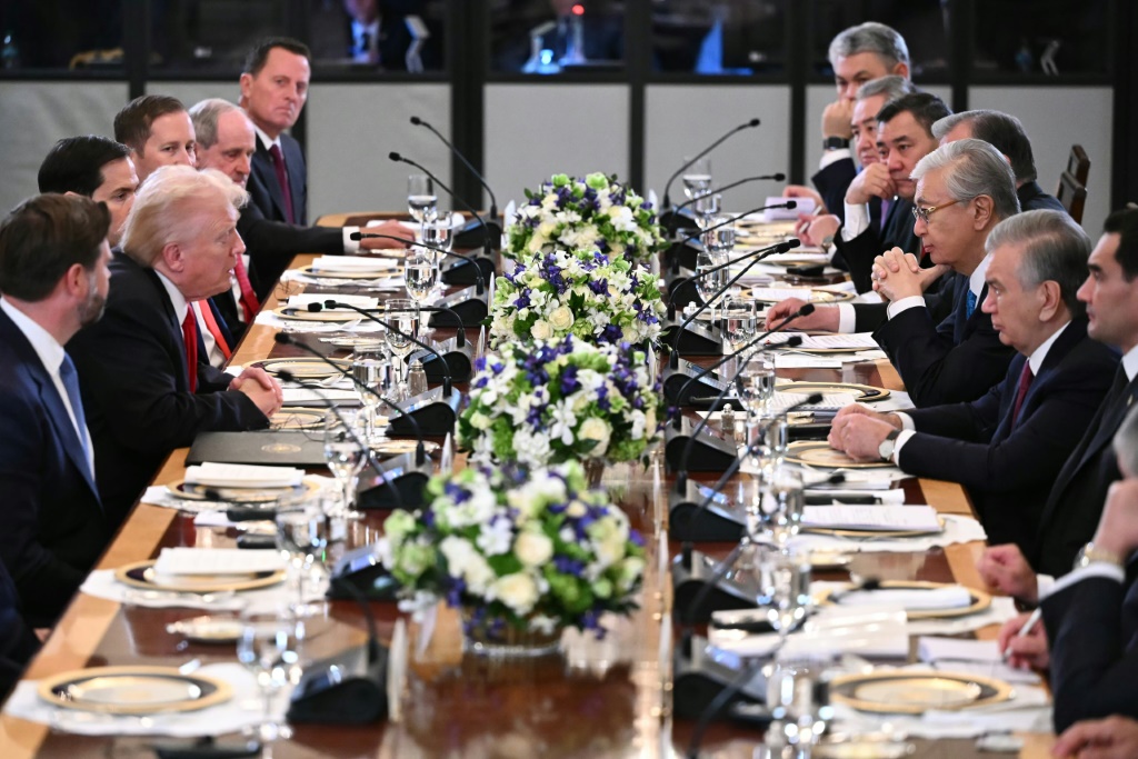 الرئيس الأميركي دونالد ترامب (الثاني من اليسار) يتحدث خلال مأدبة عشاء مع قادة دول آسيا الوسطى في واشنطن في السادس من تشرين الثاني/نوفمبر 2025 (ا ف ب)