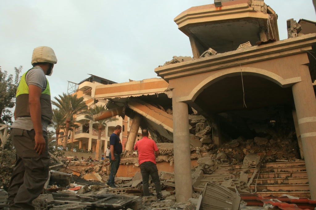 آثار غارة إسرائيلية على بلدة طيردبا في جنوب لبنان في السادس من تشرين الثاني/نوفمبر 2025 (ا ف ب)