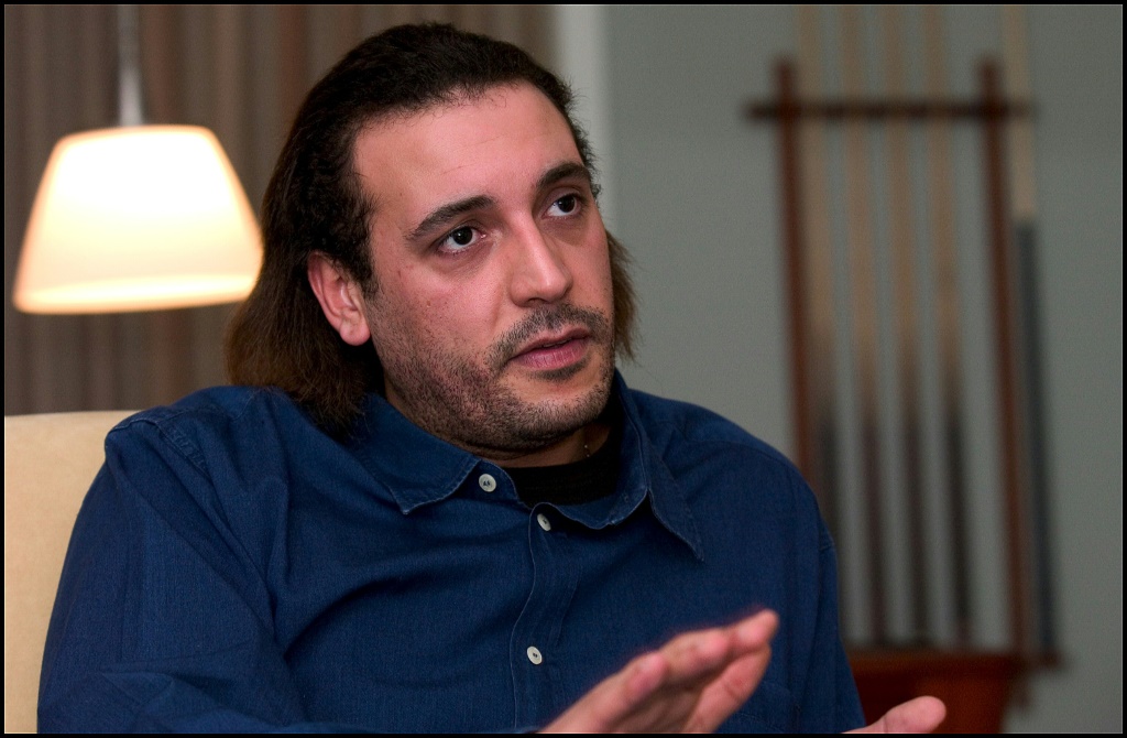 هنيبال القذافي، أحد أبناء الزعيم الليبي معمر القذافي، في منزله بكوبنهاغن في 25 أيار/مايو 2005 (ا ف ب)