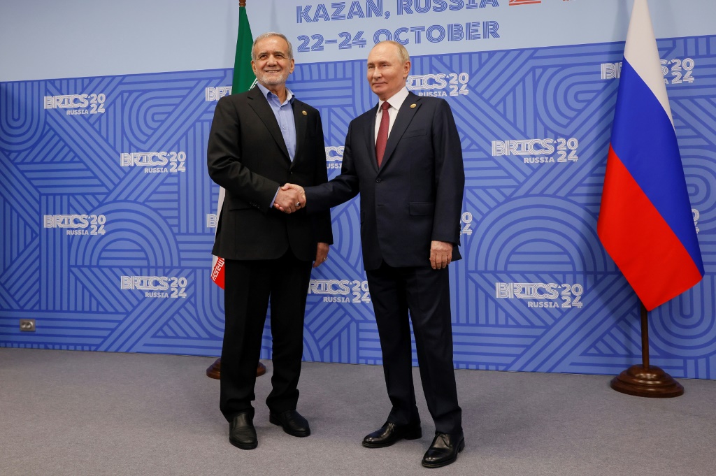 أفادت الحكومة الروسية بأن نوفاك التقى السفير الإيراني لدى روسيا، كاظم جلالي، حيث ناقشا التعاون الثنائي بما في ذلك في قطاع الطاقة (ا ف ب)