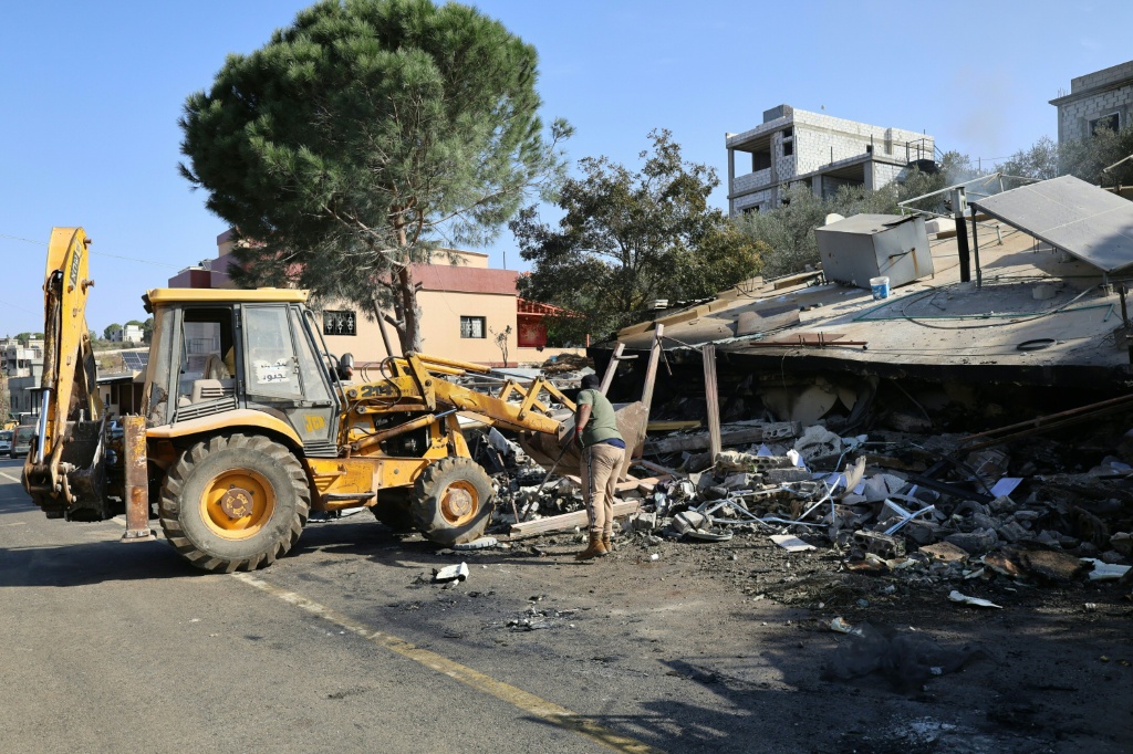 استخدام حفارة لإزالة الأنقاض من موقع استهدفته غارة جوية إسرائيلية خلال الليل في قرية الطيبة بجنوب لبنان في 7 تشرين الثاني/نوفمبر 2025 (ا ف ب)