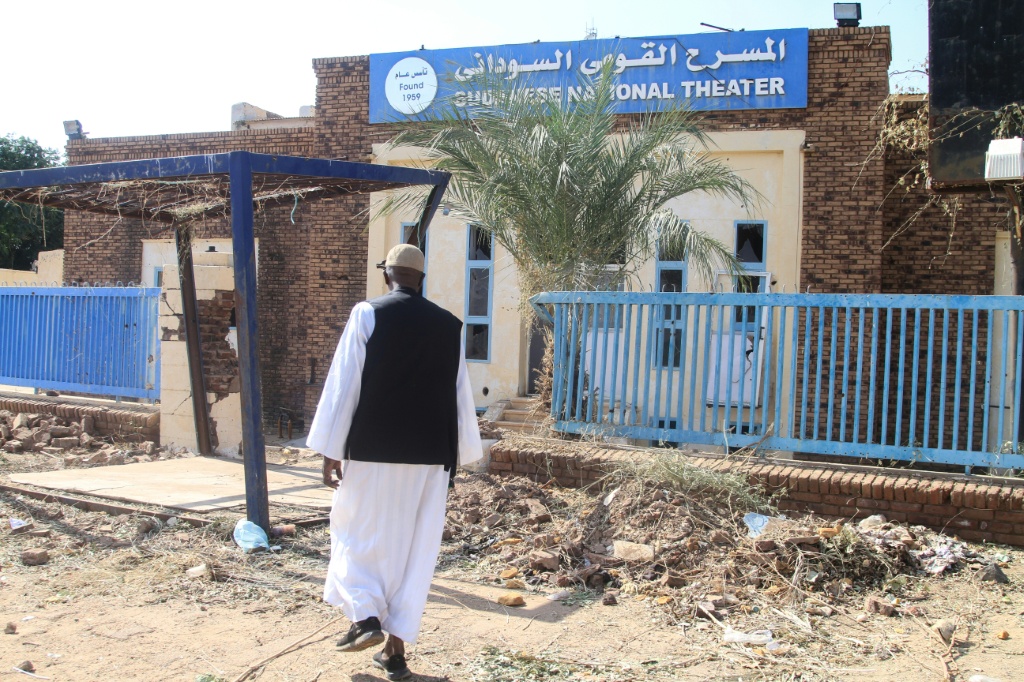 رجل يسير نحو مدخل المسرح الوطني المتضرر من الحرب في أم درمان، المدينة التوأم للعاصمة السودانية، حيث أطلق المسرحيون السودانيون بالتعاون مع السلطات المحلية مبادرة لترميمه، في 7 تشرين الثاني/نوفمبر 2025 (ا ف ب)