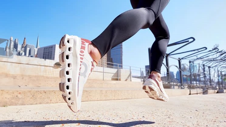 7 أحذية رياضية.. الأكثر أناقة في شتاء 2025 (زهرة الخليج)
