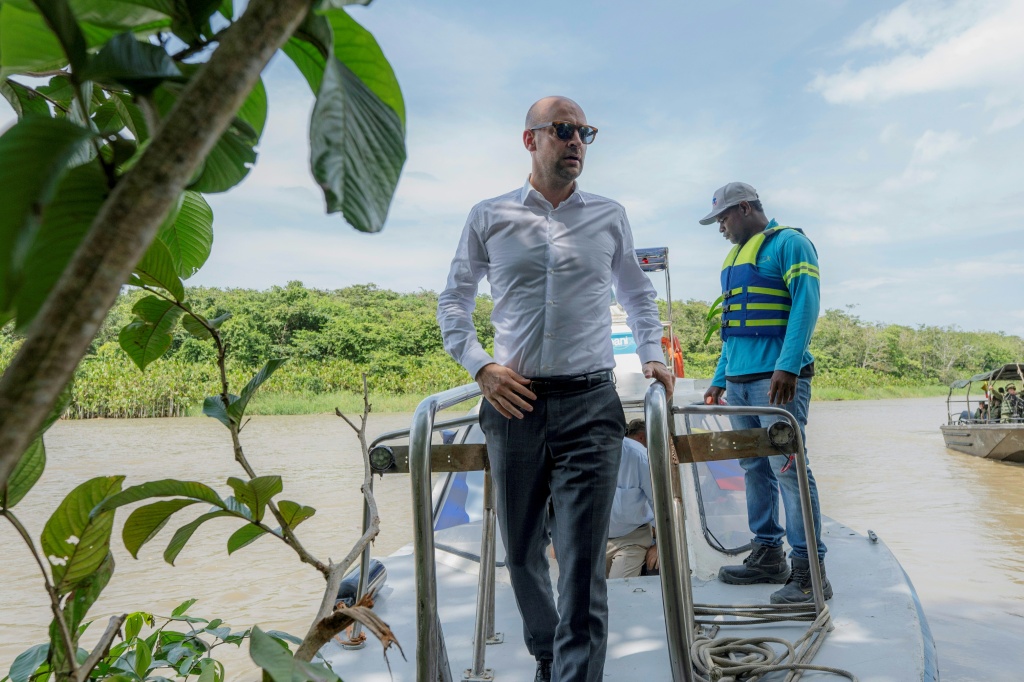 وزير الخارجية الفرنسي جان-نويل بارو في بويرتو أنتيوكيا في كولومبيا بتاريخ 8 تشرين الثاني/نوفمبر 2025 (ا ف ب)