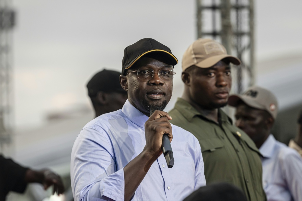 رئيس الوزراء السنغالي عثمان سونكو خلال تجمع جماهيري في العاصمة دكار في الثامن من تشرين الثاني/نوفمبر 2025 (ا ف ب)