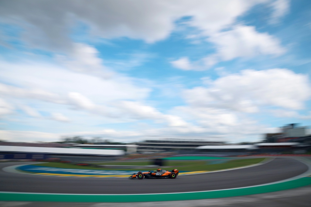 سائق ماكلارين البريطاني لاندو نوريس خلال التجارب الرسمية لسباق جائزة البرازيل الكبرى للفورمولا واحد على حلبة انترلاغوس في ساو باولو في الثامن من تشرين الثاني/نوفمبر 2025 (ا ف ب)